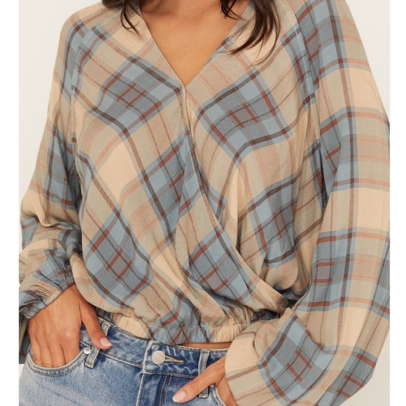 CLEO + WOLF WOMEN'S PLAID PRINT BLOUSON CROSSOVER TOP. NWT - Picture 2 of 3